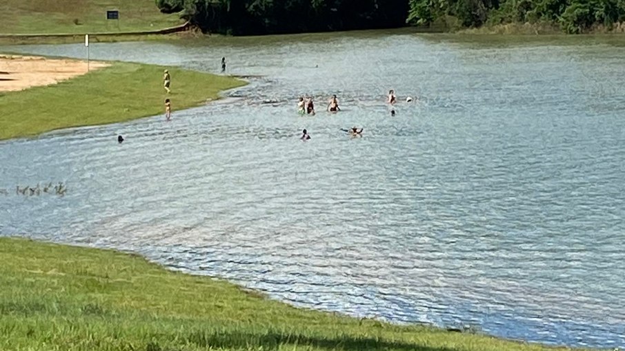 Quatro pessoas foram atacadas por piranhas no Lago Corumbá durante o Carnaval de 2026
