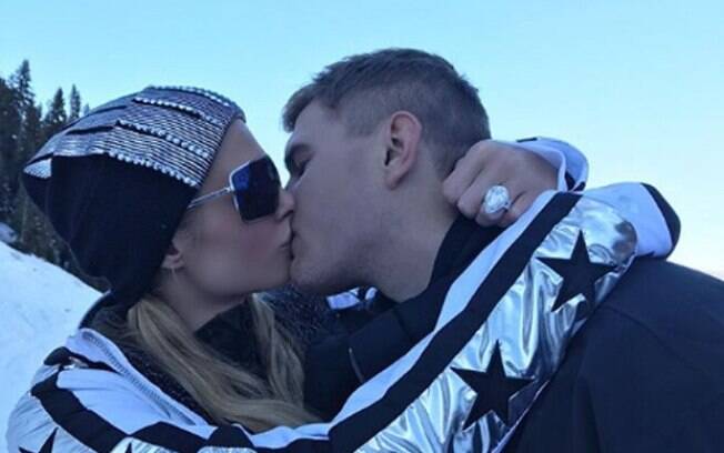 Paris Hilton e seu namorado ficaram noivos no último final de semana