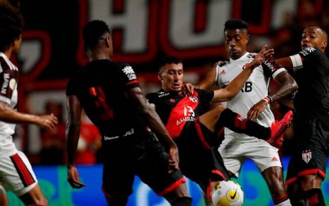 Em jogo movimentado, Atlético-GO e Flamengo empatam na estreia do Campeonato Brasileiro