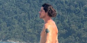 José Loreto renova bronzeado e curte dia de praia em Guarujá