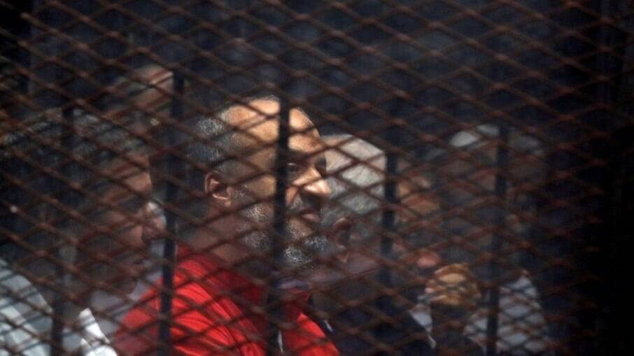 Mohamed El-Beltagi (de vermelho) foi um dos condenados à morte 
