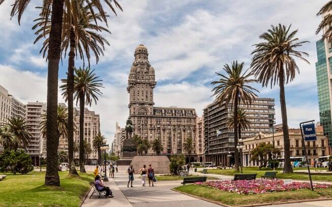 Montevidéu, no Uruguai, é uma cidade cheia de atrações turísticas, como a Plaza Indepedencia, que encanta dos turistas 
