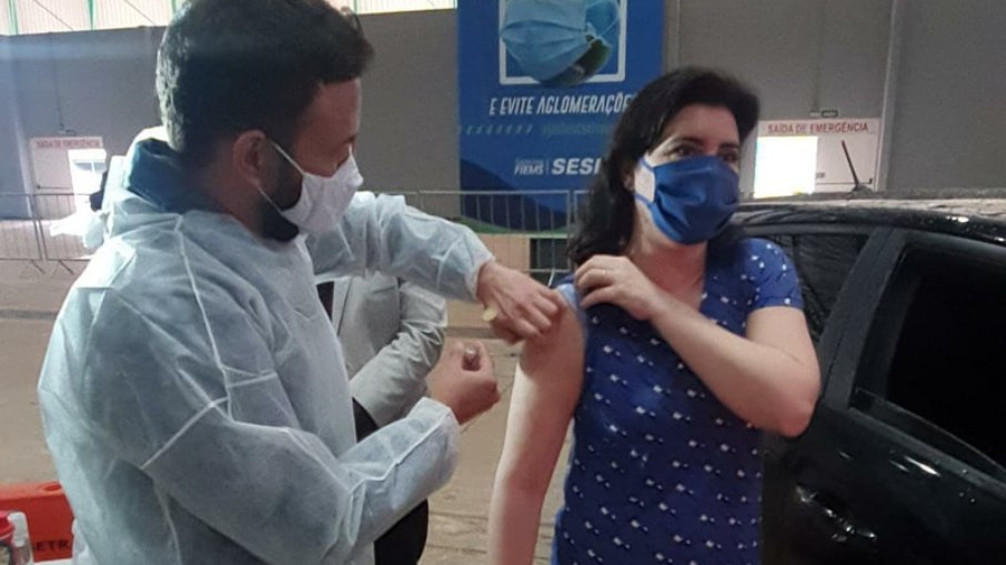 Simone Tebet tomando vacina contra a Covid-19