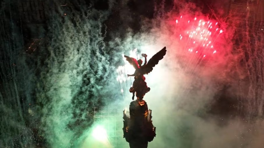 Comemoração de torcedores nos arredores do monumento Ángel de la Independência na cidade do México