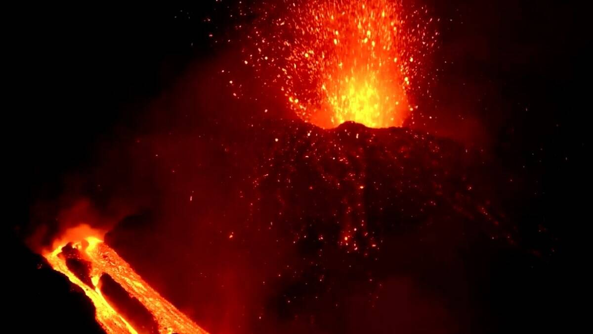 Vulcão Etna entra em erupção e libera lava incandescente; veja imagens