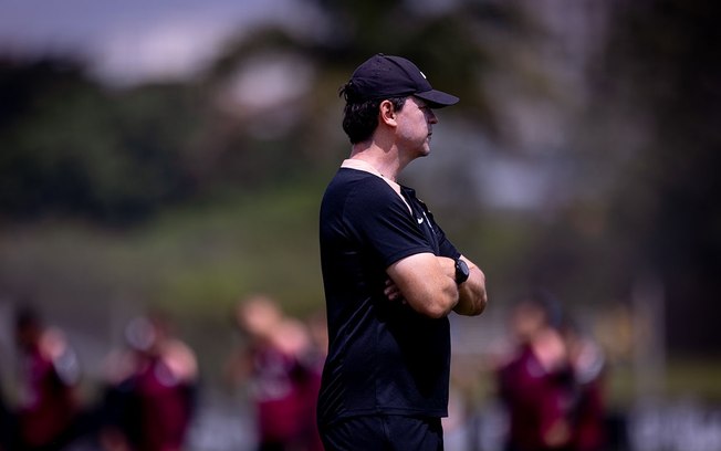 Yuri Alberto cumprimenta Fernando Diniz no treino desta sexta-feira Yuri Alberto cumprimenta Fernando Diniz no treino desta sexta-feira