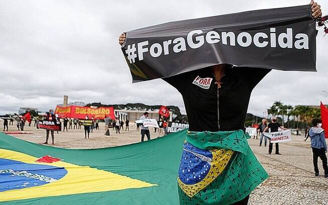 Manifestante protestando contra Bolsonaro em frente ao Planalto nesta quarta-feira (20)