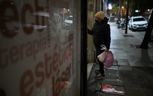 Desempregada, Viviana Quevedo, 57, chega ao hotel onde dorme com a filha em Buenos Aires, no dia 25 de setembro de 2024