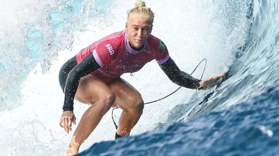 Tatiana Weston-Webb vence norte-americana e avança às quartas de final do surfe em Teahupo'o