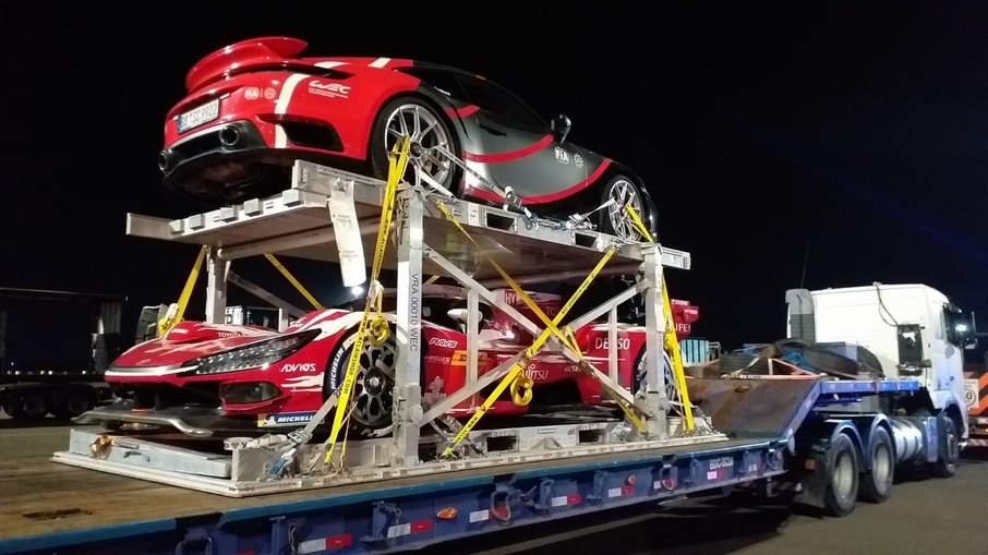 Carros sendo transportados