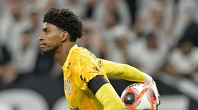 Carrillo deixa comentário hilário a Félix Torres sobre praticar cruzamentos e diverte a Fiel