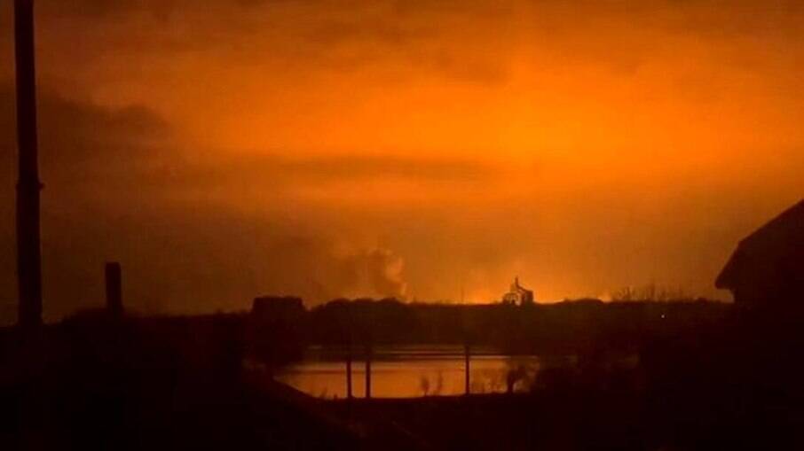Bombardeio russo ilumina o céu da cidade portuária de Mykolaiv