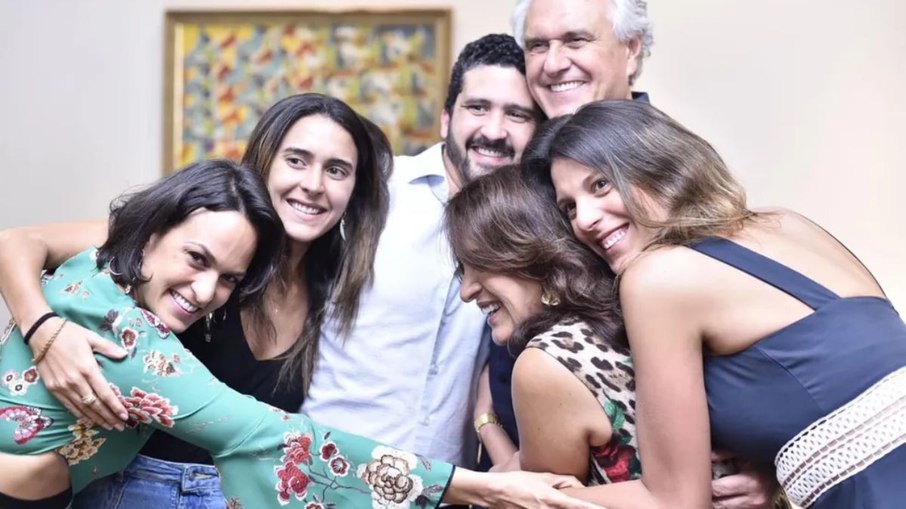 Ronaldo Caiado ao lado da esposa Gracinha Caiado e dos filhos Anna Vitória, Maria, Marcela e Ronaldo Filho, que morreu em 2022, aos 40 anos