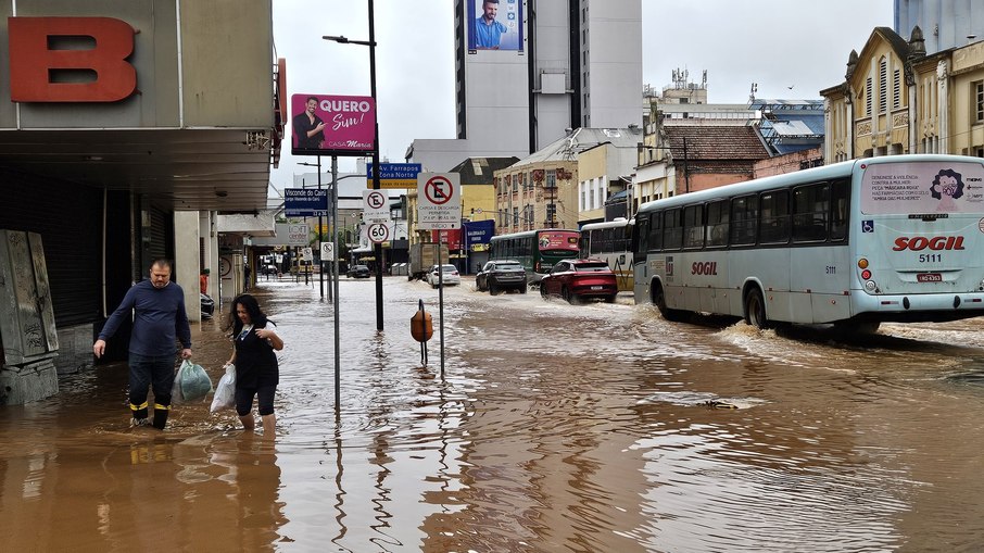 Cheia do rio Gauíba deixa as ruas alagadas em Porto Alegre