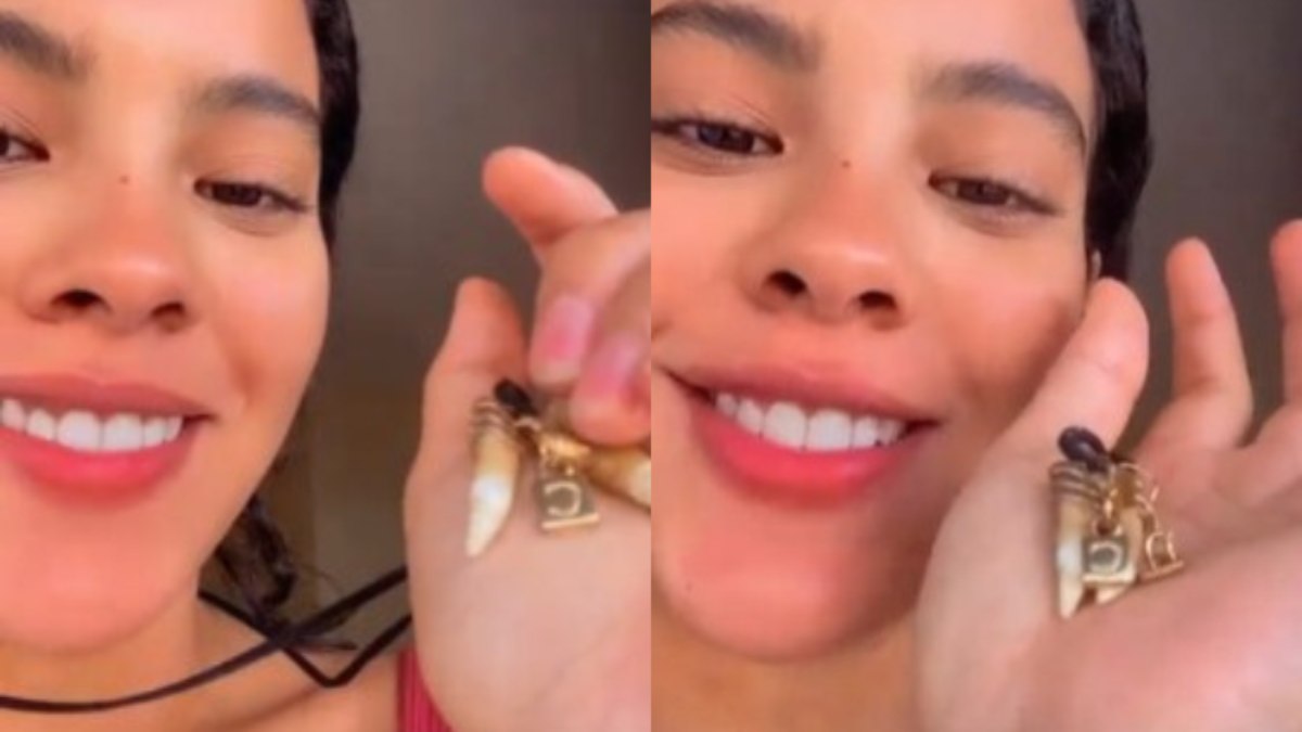 Bella Campos faz colar com dentes de jacaré como lembrança do Pantanal