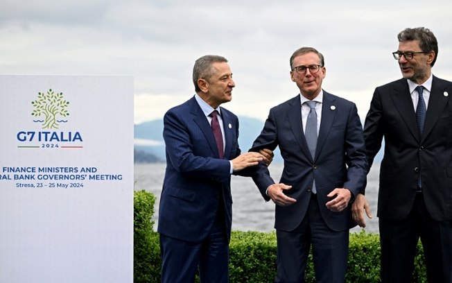 Os presidentes dos Banco da Itália, Fabio Panetta (E), e do Canadá, Tiff Macley (C), ao lado do ministro da Economia italiano, Giancarlo Giorgetti