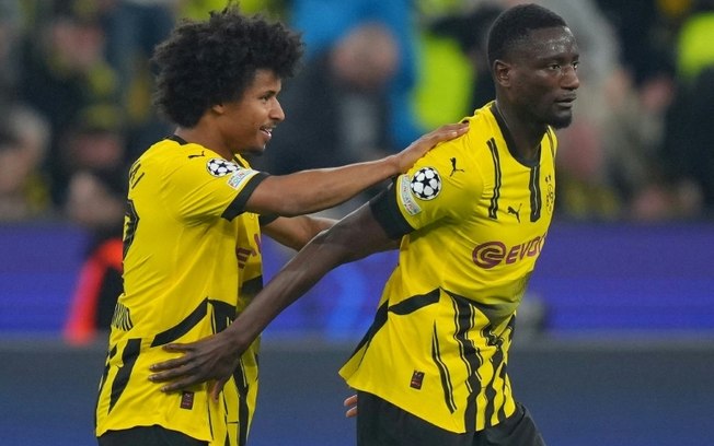 O atacante guineense do Borussia Dortmund, Serhou Guirassy (à direita), marcou três gols contra o Barcelona no jogo de volta das quartas de final da Liga dos Campeões em 15 de abril de 2025. O atacante guineense do Borussia Dortmund, Serhou Guirassy (à direita), marcou três gols contra o Barcelona no jogo de volta das quartas de final da Liga dos Campeões em 15 de abril de 2025.