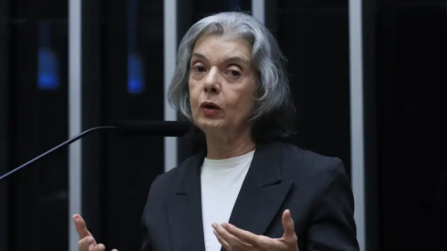 A ministra Cármen Lúcia é a próxima a votar