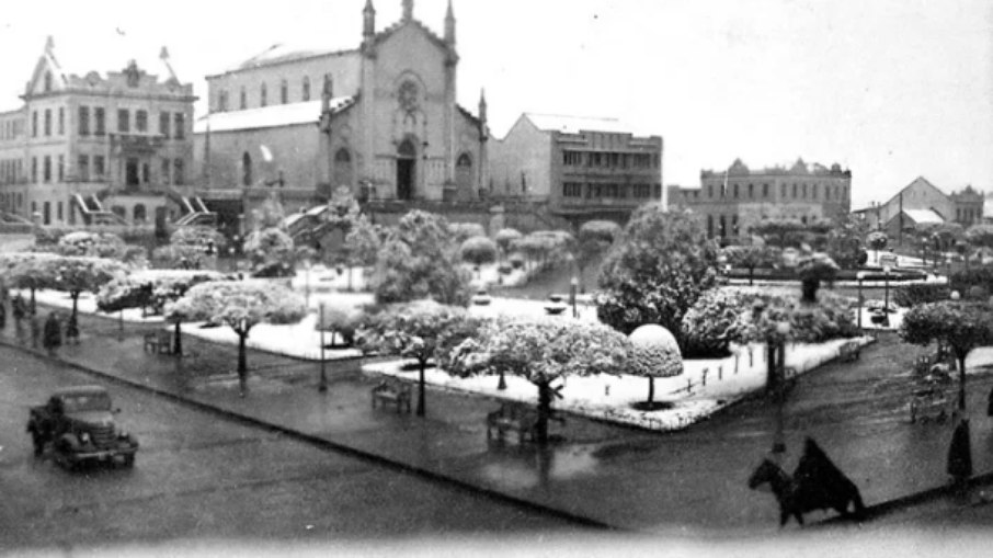 Neve na Praça Dante Alighieri, com a Catedral de Caxias do Sul (RS)