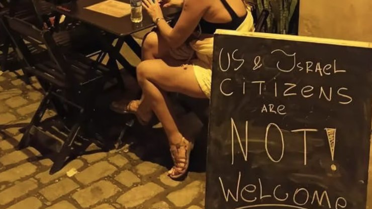 Bar no Rio é multado por placa contra americanos e israelenses