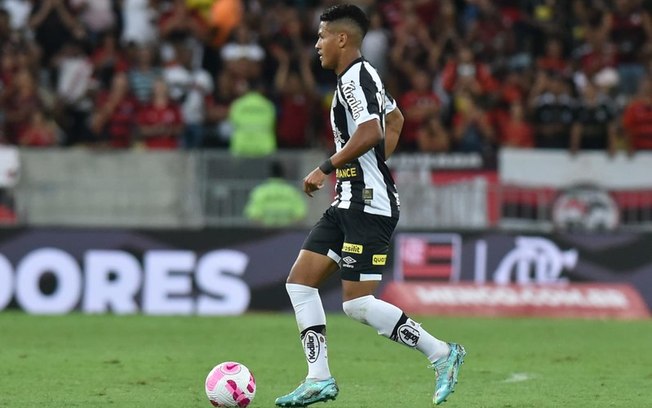 Ângelo faz jogo duro para acertar com o Flamengo e quer a Europa