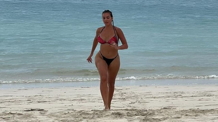 Georgina Rodríguez, esposa de Cristiano Ronaldo, sensualiza de biquíni em praia