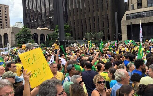 Manifestantes contra o governo Dilma se reúnem em frente ao Masp, em São Paulo. Foto: Ricardo Chiste