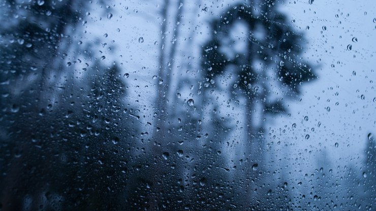 Frente fria avança com chuva e alerta de ressaca no Rio