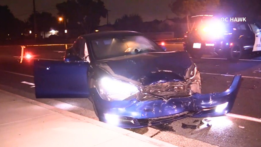 Tesla Model S Plaid colidiu em um veículo policial enquanto dirigia no modo Full Self-Driving (FSD)