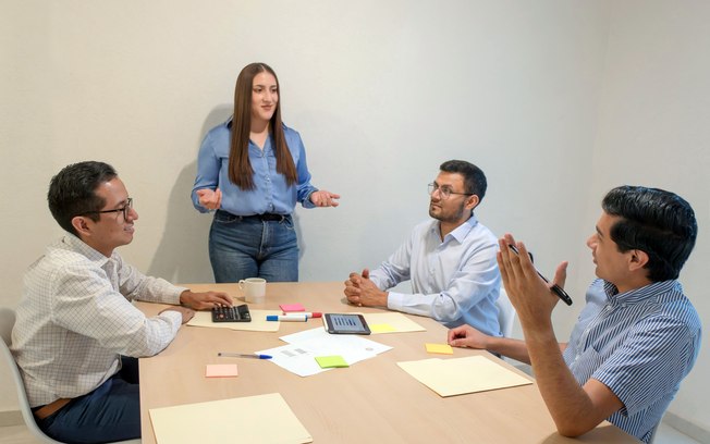 Escassez de talentos mantém pressão no mercado de trabalho