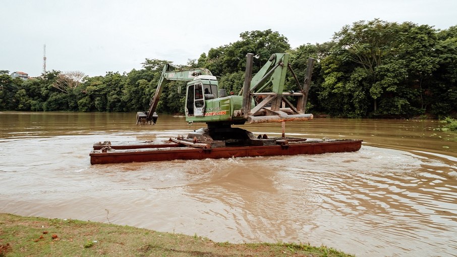 Desassoreamento da lagoa ampliou sua capacidade para 100 milhões de litros de água Desassoreamento da lagoa ampliou sua capacidade para 100 milhões de litros de água