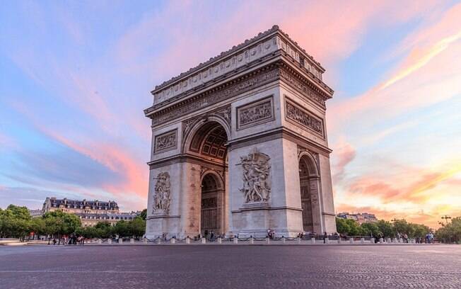 Arco do Triunfo é um dos principais pontos turísticos de Paris.