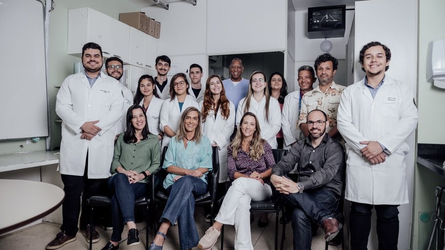A coordenadora do projeto, Tatiana Sampaio (de azul claro), com pesquisadores que integraram a equipe ao longo dos anos A coordenadora do projeto, Tatiana Sampaio (de azul claro), com pesquisadores que integraram a equipe ao longo dos anos