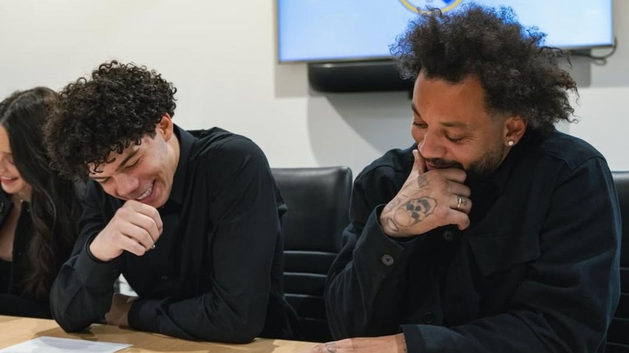 Enzo e Marcelo juntos na assinatura do novo contrato com o Real Madrid