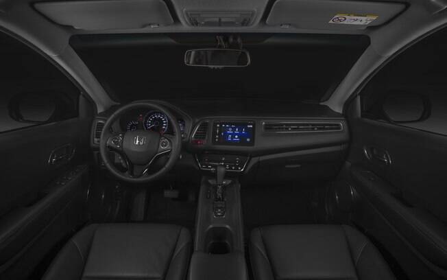 Interior tem bancos e volante revestidos de couro escuro e tela de 7 polegadas sensível ao toque entre os equipamentos