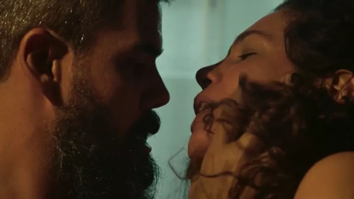 'Maria Bruaca (Isabel Teixeira) e Alcides (Juliano Cazarré) em 'Pantanal'