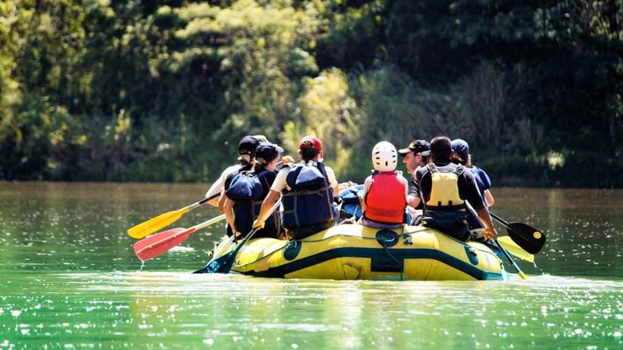 O passeio de bote no Rio Formoso é uma opção para quem procura aventura e contemplação