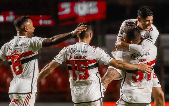 Jogadores do São Paulo comemoram o gol de Alan Franco, o primeiro do time sobre o Coxa 