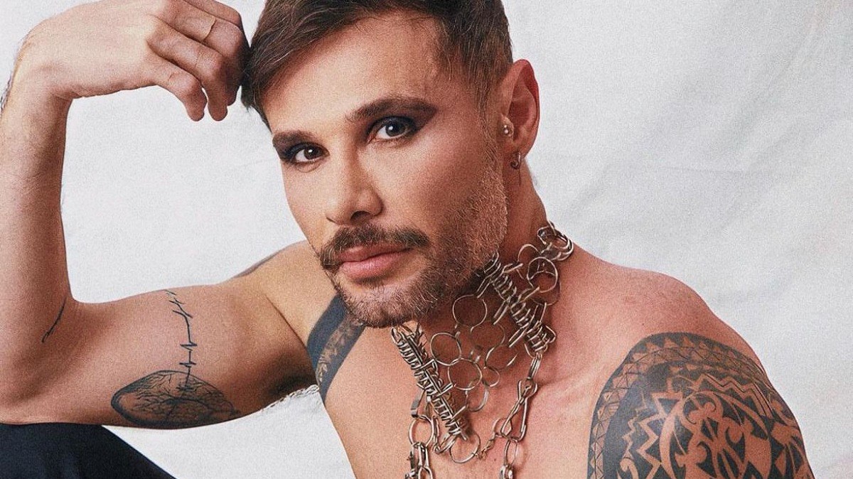 Alex aceita convite para posar nu em uma revista LGBTQIA+