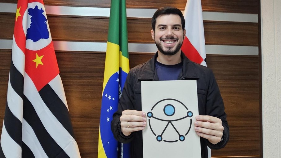 Vereador Luiz Vieira com o novo modelo  Vereador Luiz Vieira com o novo modelo