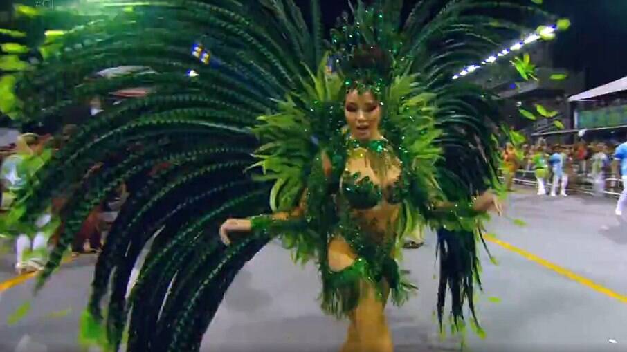 Duda Serdan em desfile da Mancha Verde no Carnaval de 2022