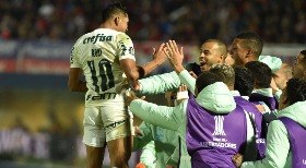 Rony brilha, Palmeiras bate Cerro e põe um pé nas quartas