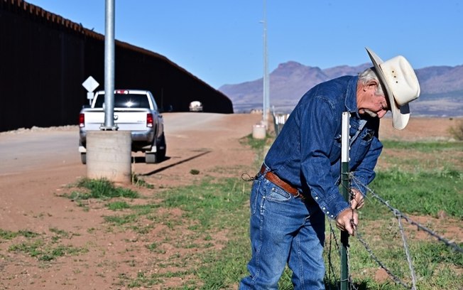 John Ladd em seu terreno perto da fronteira Estados Unidos e México em 17 de abril de 2024 perto de Palominas, Arizona