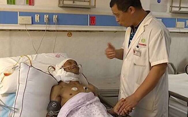 Chinês com tumor gigante no pescoço demorou 50 anos para fazer a remoção da massa Chinês com tumor gigante no pescoço demorou 50 anos para fazer a remoção da massa
