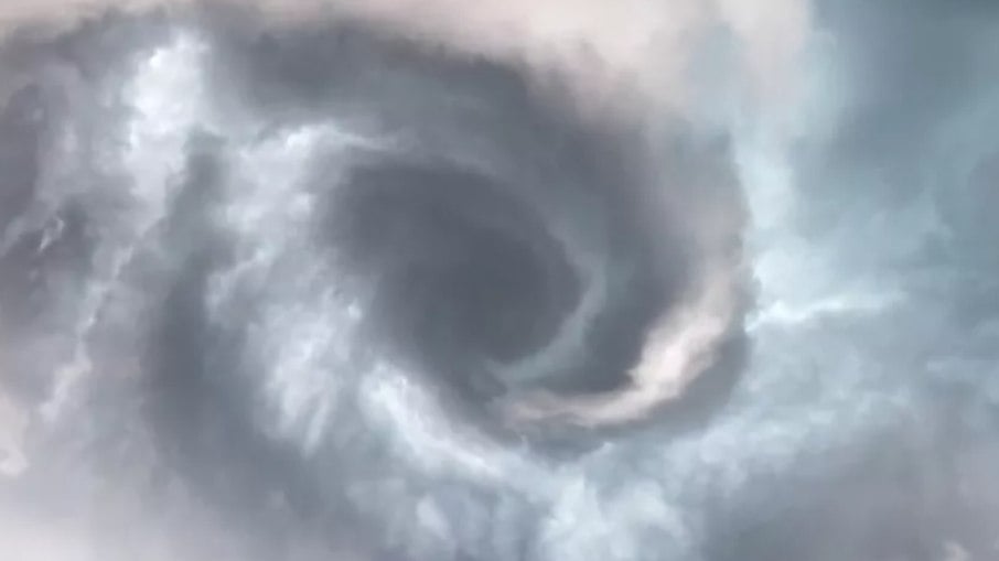 Tornado em formação foi filmado de baixo por um estudante, em Tampa, Flórida, nos Estados Unidos