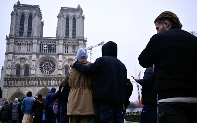 Fiéis fazem fila para assistir à missa de Natal na catedral de Notre-Dame, em Paris, em 24 de dezembro de 2024