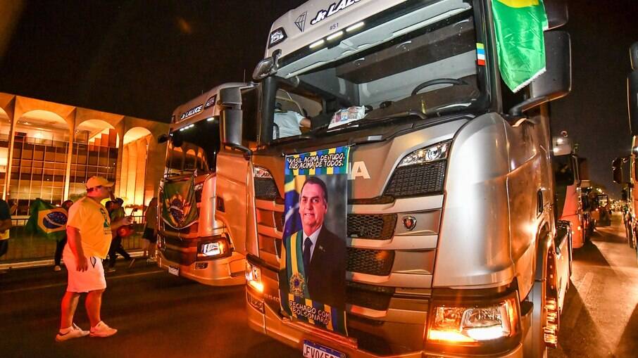 Caminhões chegam à Esplanada dos Ministérios, em Brasília