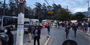 Ônibus derrama óleo e trava trânsito na Brasilândia em SP