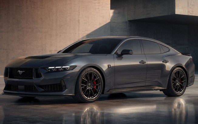 Ford prepara Mustang de quatro portas com motor V8 híbrido