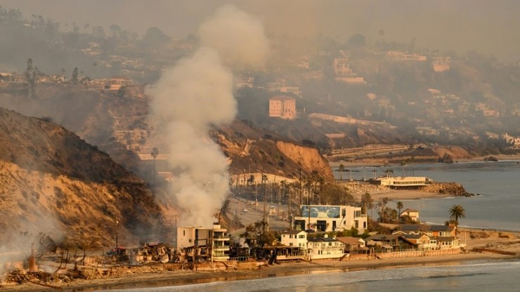 Prefeita de Los Angeles demite chefe dos bombeiros por gestão de incêndios